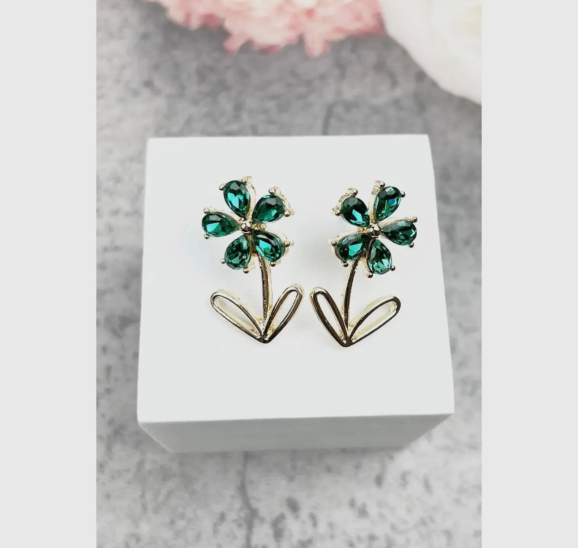 Glass stone flower stud earring