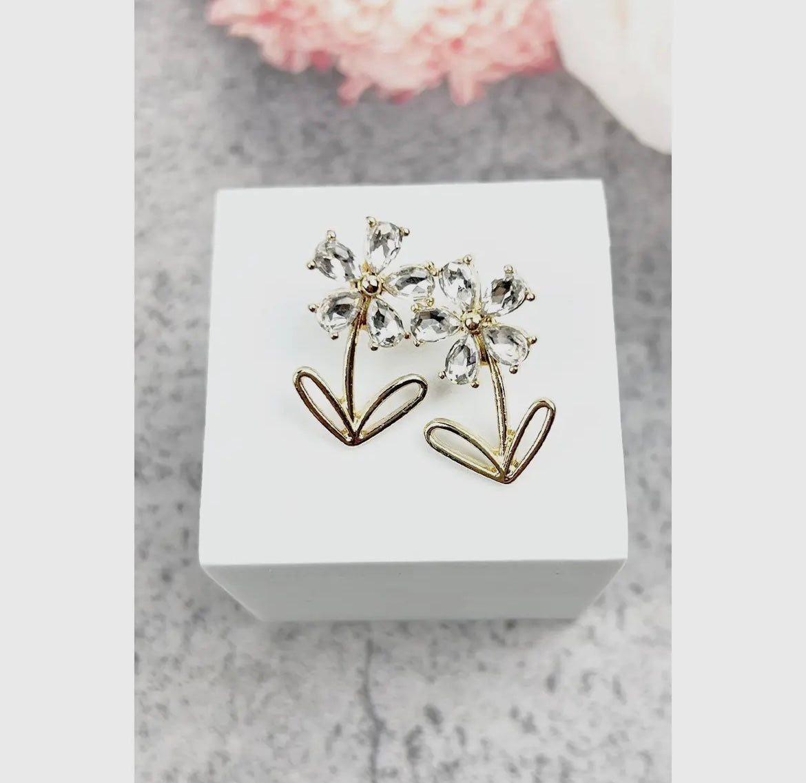 Glass stone flower stud earring